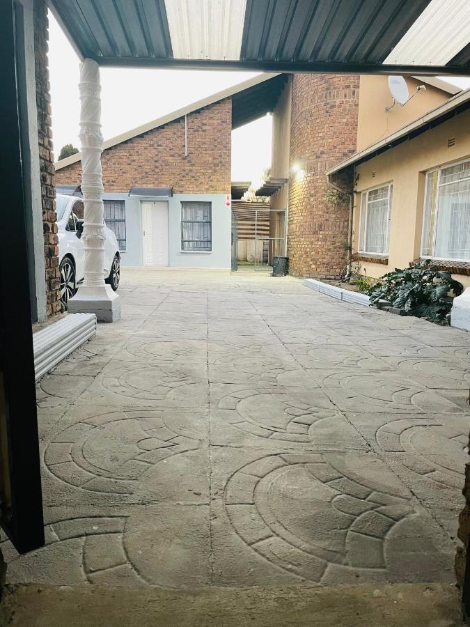 Host Hub Guest House ケンプトンパーク エクステリア 写真