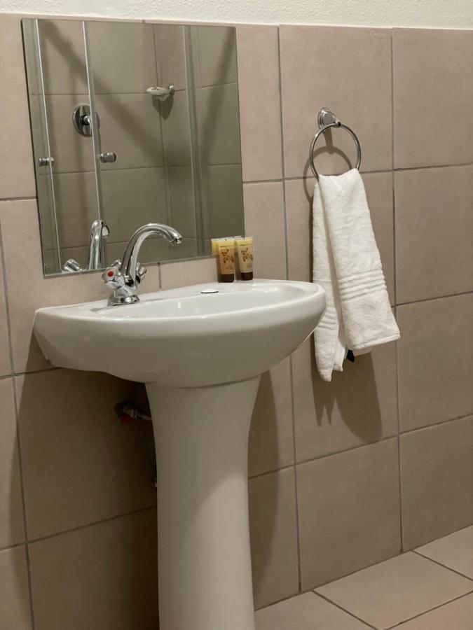 Host Hub Guest House ケンプトンパーク エクステリア 写真